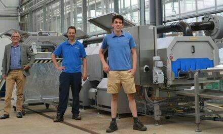 Beekenkamp Plants cuenta con nueva máquina para el lavado de bandejas bkx