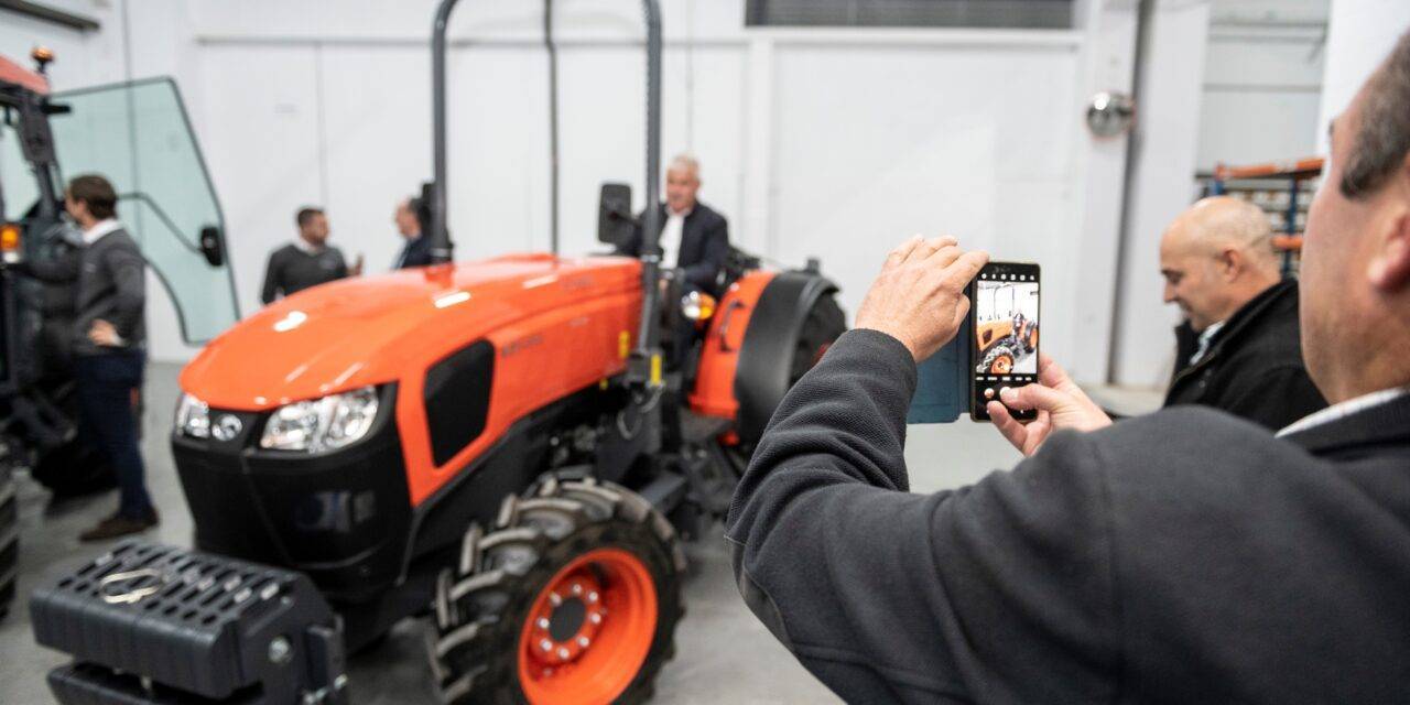 Kubota España presenta a sus Concesionarios el nuevo tractor M5002 Narrow