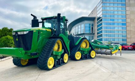 Lamusa y Servicios entrega el John Deere 9RX 640, el tractor más grande vendido en España, a Javier Aracama en Vitoria