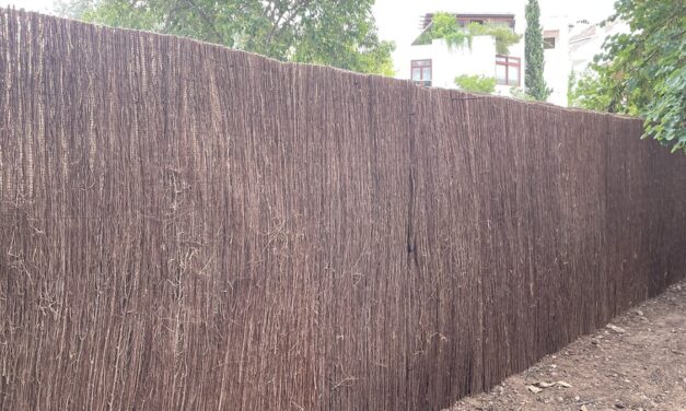Nuevo cerramiento de jardín natural con ramas de olmo, más duradero y sostenible
